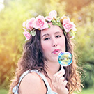 Ragazza con capelli castani lunghi e bolle di sapone
